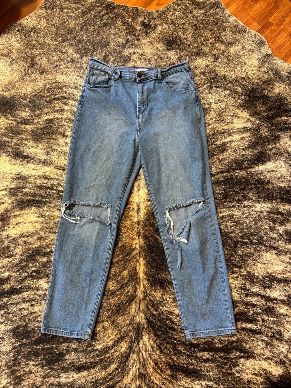 Vibe & Rant Women’s High Rise Straight Leg Ripped Knee Mom Jean, Size 15 (32)